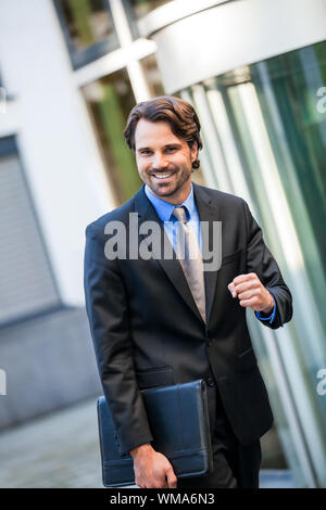 Imprenditore motivato la punzonatura l'aria Foto Stock