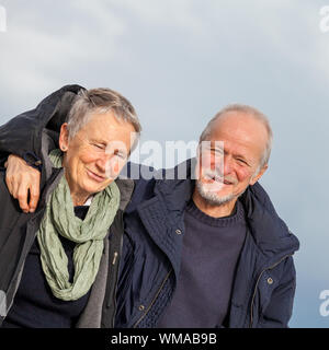 Felice coppia senior anziani insieme all'aperto Foto Stock