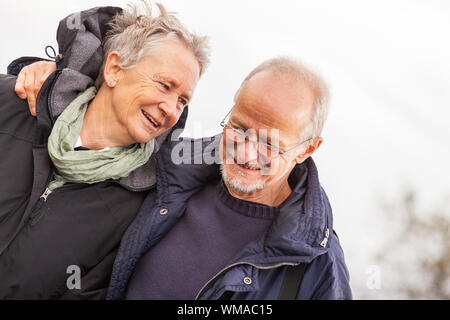 Felice Coppia matura rilassante mare baltico dune in autunno Foto Stock