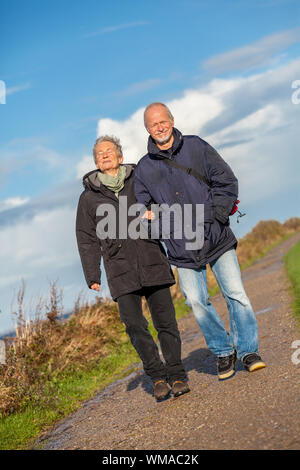 Felice Coppia matura rilassante mare baltico dune in autunno Foto Stock