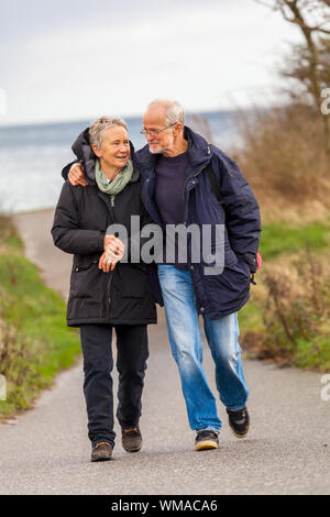 Felice Coppia matura rilassante mare baltico dune in autunno Foto Stock