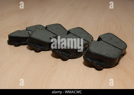 Set di 4 pastiglie dei freni per auto con molle di posizionamento e guarnizioni non rivettate Foto Stock