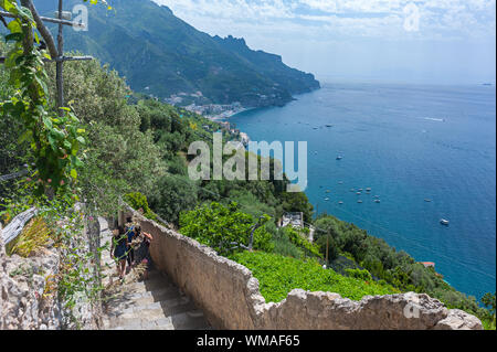 Costiera Amalfitana (Salerno) : vista dal limone il percorso . Foto Stock