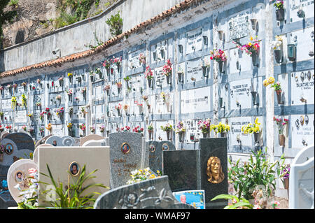 Costiera Amalfitana (Salerno) : il limone il percorso . Cimitero di minori Foto Stock