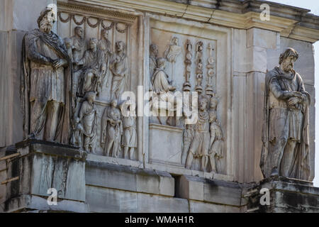 Statue sull arco di Costantino, Foro Romano, Roma, Italia Foto Stock