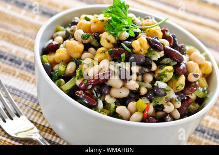 Vegetariana insalata di vari i fagioli in una terrina close up Foto Stock