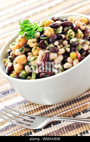 Vegetariana insalata di vari i fagioli in una terrina close up Foto Stock