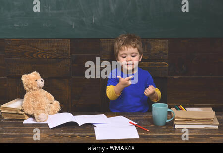 Apprendimento. entusiasta e attento. Gli studenti sono la comunicazione su base regolare con il tutor. Università altoparlante maschio conduce la formazione aziendale. Foto Stock