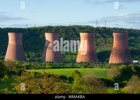 Torri di raffreddamento per centrali elettriche Ironbridge. Questa centrale a carbone è ora demolita Foto Stock