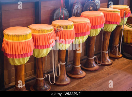 Long Drums musica tailandese uso come un dispositivo per la creazione di musica tradizionale / alto tamburo stretto realizzati con pelle di animale Foto Stock