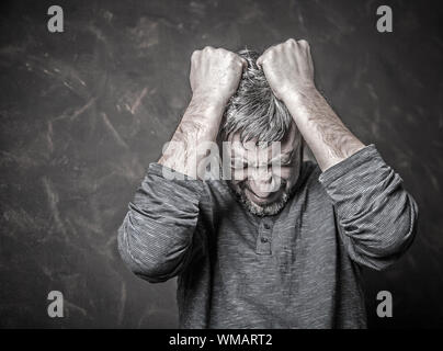 Ritratto di un uomo che urla dalle esperienze Foto Stock