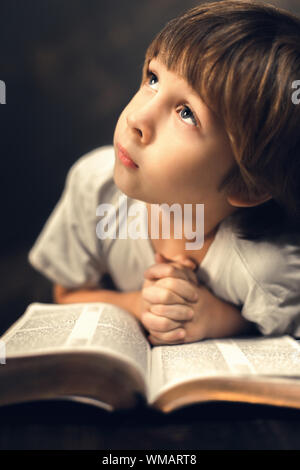 Ragazzo studiare le scritture. Foto Stock