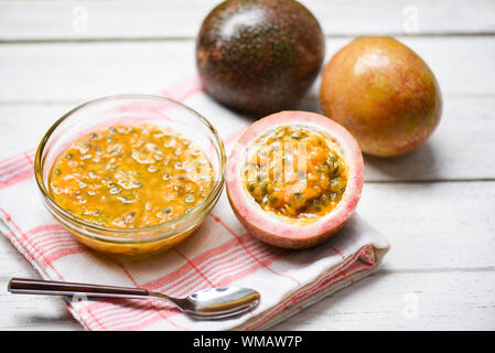 Freschi succo di frutto della passione su un tavolo di legno per passione frullato di frutta Foto Stock