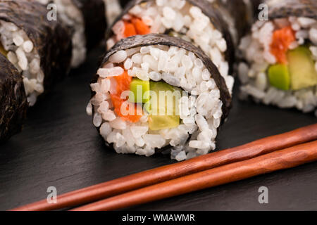 Salmone rotoli servita su una piastra Foto Stock