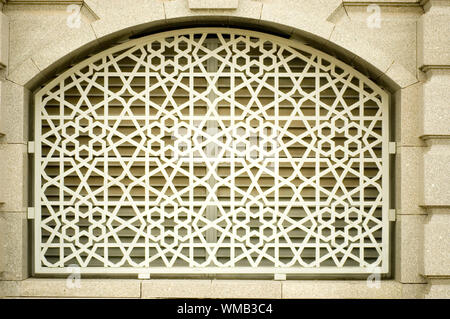 Un esempio di design Islamico cast in calcestruzzo su un edificio in Putrajaya, Malaysia. Foto Stock