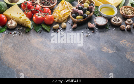 Pasta, spezie e verdure. Popolari del Mediterraneo italiano o ingredienti alimentari. Vista dall'alto. Foto Stock