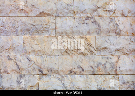 Parete mosaico di marmo bianco con marrone, beige e giallo le vene e schizzi. Foto Stock