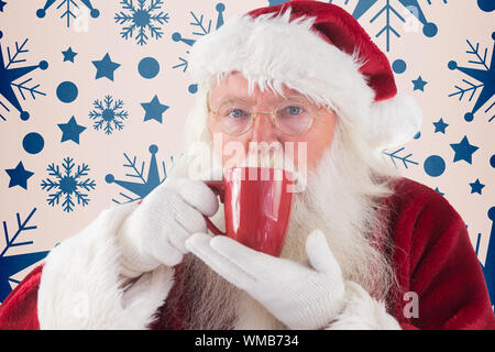 Santa drink da un bicchiere di rosso contro schema a fiocco di neve Foto Stock