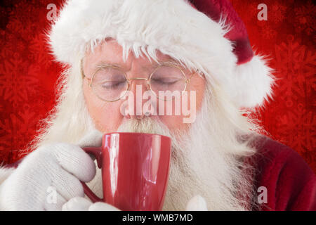 Santa drink da un bicchiere di rosso contro la vernice rossa splatter sfondo Foto Stock