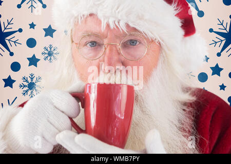 Santa drink da un bicchiere di rosso contro schema a fiocco di neve Foto Stock