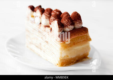 Porzione di tiramisù Mille crepe su di una piastra Foto Stock