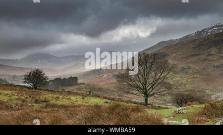 Incantevole paesaggio invernale immagine guardando lungo la valle da Crimpiau verso Mount Snowdon a distanza Foto Stock