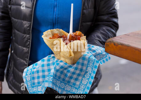 Il bratwurst, mangiare currywurst, currywurst servita, schnitzel, monaco di baviera, salsiccia, festival, birra, il curry in polvere, Berlino, Foto Stock