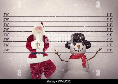 Babbo Natale facendo un po' di yoga contro mug shot sfondo Foto Stock