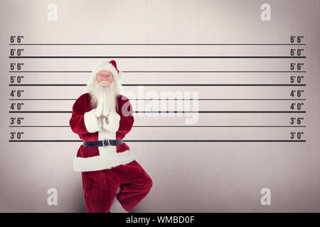 Babbo Natale facendo un po' di yoga contro mug shot sfondo Foto Stock