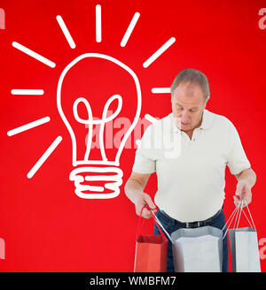 Uomo che guarda in shopping bags contro lo sfondo rosso Foto Stock