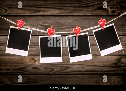 Vecchia foto cornici su uno sfondo di legno. Il messaggio di San Valentino. Foto Stock