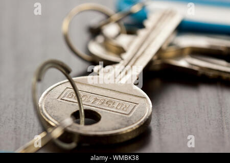 Macro Shot della casa concettuale tasti sulla parte superiore del tavolo in legno Foto Stock