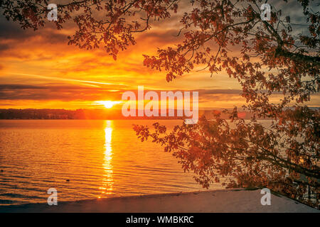 Una immagine di una bellissima alba al lago di Starnberg Foto Stock