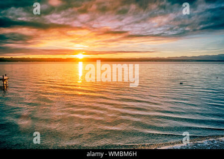 Una immagine di una bellissima alba al lago di Starnberg Foto Stock