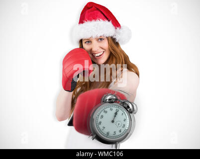 Festive redhead fustellatura con i guantoni contro uno sfondo bianco con vignette Foto Stock