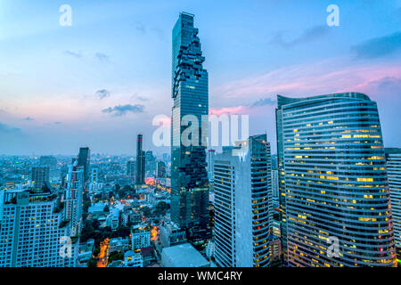 MahaNakhon Tower hotel, moderno grattacielo a Bangkok in Tailandia Foto Stock