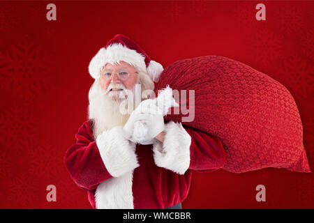 Immagine composita di santa claus che trasportano il sacco contro lo sfondo rosso Foto Stock