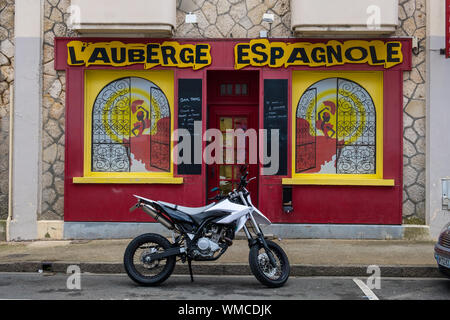 Niort, Francia - 11 Maggio 2019: Cafe sulla strada del centro storico della città di Niort Deux-Sevres, Francia Foto Stock