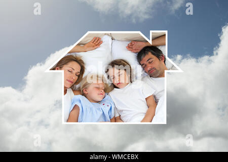 Amorevole famiglia dormire insieme contro il luminoso cielo blu con nuvole Foto Stock