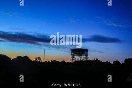 Il telescopio Lovell presso il Jodrell Bank Observatory, nel Cheshire come il cielo cambia colore a sunrise. Foto Stock