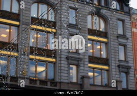 Appendere la ghirlanda con sfera su uno sfondo sfocato luci nelle finestre della facciata della casa cantante (St. Pietroburgo, Russia) Foto Stock