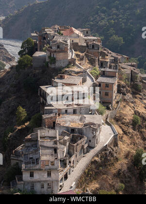 Il villaggio abbandonato di Roghudi Vecchio in Aspromonte, Calabria, Italia. Foto Stock