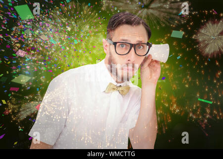 Geeky imprenditore intercettazioni con la coppa contro coloratissimi fuochi d'artificio impazza su sfondo nero Foto Stock