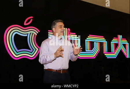 Tokyo, Giappone. 5 Sep, 2019. Denny Tuza, senior marketing director per Apple Retail Asia Pacific offre un discorso ad una anteprima di stampa di Apple in Giappone il nuovo store 'Apple' Marunouchi a Tokyo il giovedì, 5 settembre 2019. Apple Japan sarà aperto in Giappone il negozio più grande nella parte anteriore della stazione di Tokyo il 7 settembre. Credito: Yoshio Tsunoda/AFLO/Alamy Live News Foto Stock