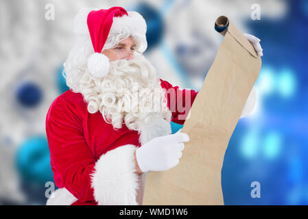 Santa elenco di controllo contro le decorazioni di Natale appeso dal ramo Foto Stock