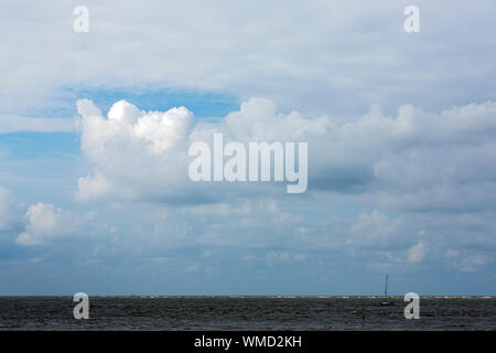 Norderney, Weststrand, Meer, Himmel, Wolken, Horizont, Boot Foto Stock