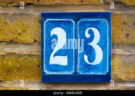 Il numero civico 23 in piastrelle blu Foto Stock