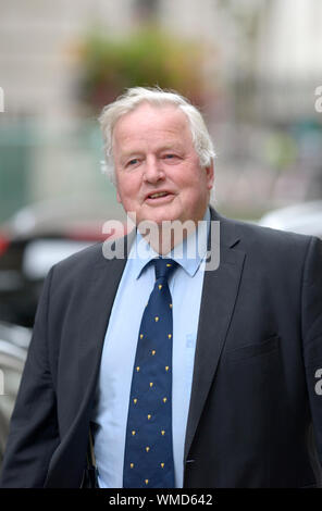 Il colonnello Bob Stewart DSO MP arriva a Downing Street per un anno al numero 10 di Downing Street, Londra, Regno Unito. Il 2 settembre 2019. Foto Stock