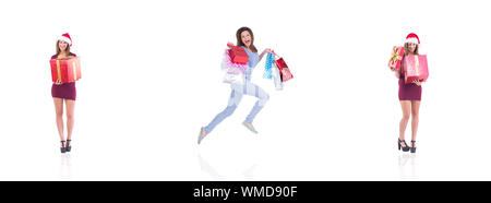 Immagine composita di Pretty Woman in santa hat apre un regalo sorridente ad esso Foto Stock