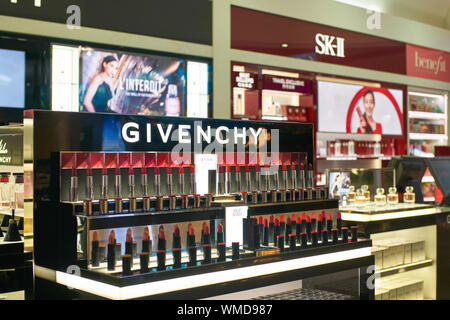 DUBAI, Emirati Arabi Uniti - circa Febbraio, 2019: rossetti Givenchy sul display all'Aeroporto Internazionale di Dubai. Foto Stock